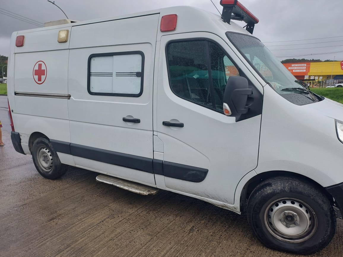Ambulância também foi atingida
