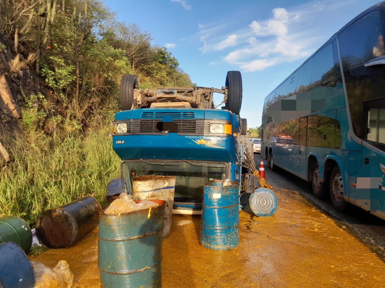 Primeiro acidente envolveu caminhão, que capotou/Foto: PRF Primeiro acidente envolveu caminhão, que capotou/Foto: PRF