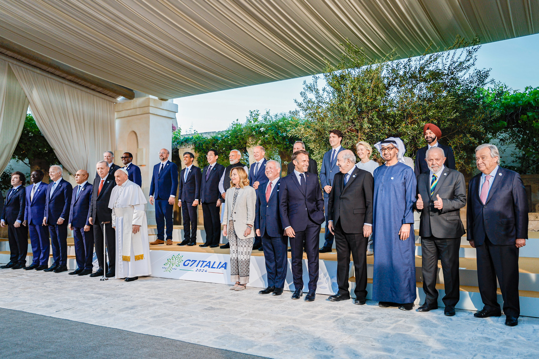 Papa pousou ao lado dos Chefes de Estado e de Governo dos pa&iacute;ses do segmento externo da C&uacute;pula do G7 e aos representantes de organiza&ccedil;&otilde;es internacionais convidadas/foto: Ricardo Stuckert / PR