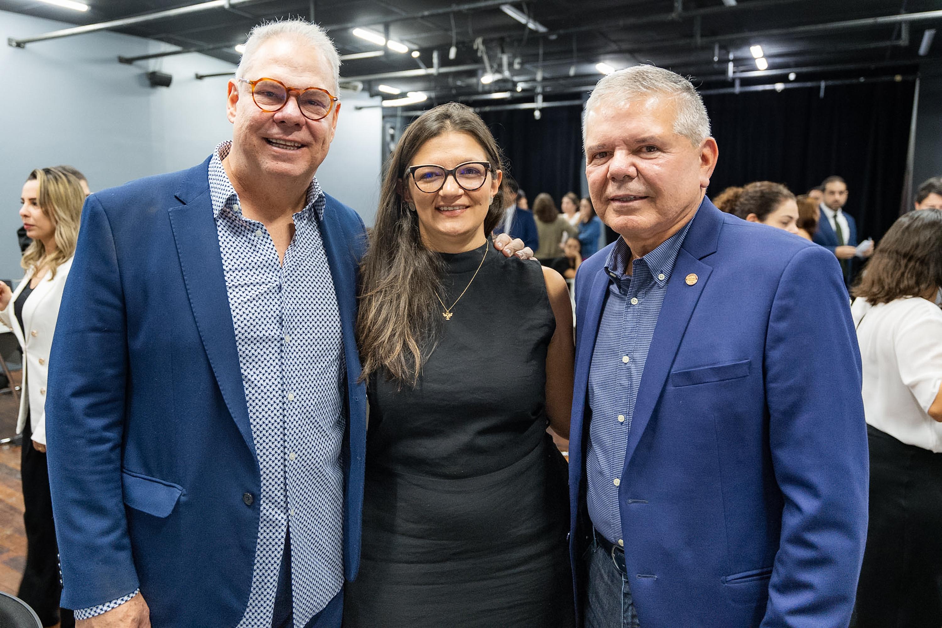 O coordenador geral do Núcleo de Conciliação (Nupemec) do TJPE, desembargador Erik Simões,a advogada especialista em direito securitário Janielly Nunes, representante dos mutuários, e o presidente do TJPE, Ricardo Paes Barreto/Foto: Divulgação O coordenador geral do Núcleo de Conciliação (Nupemec) do TJPE, desembargador Erik Simões,a advogada especialista em direito securitário Janielly Nunes, representante dos mutuários, e o presidente do TJPE, Ricardo Paes Barreto/Foto: Divulgação