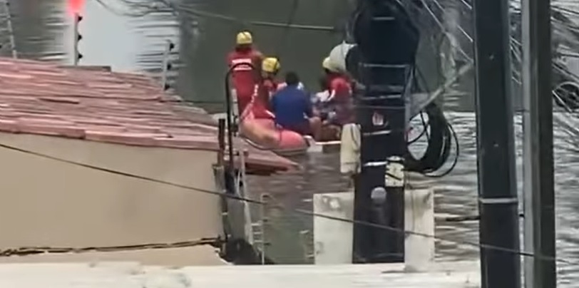 Bombeiros usaram bote e resgatarfam família em Arfeias/Foto: Redes Sociais