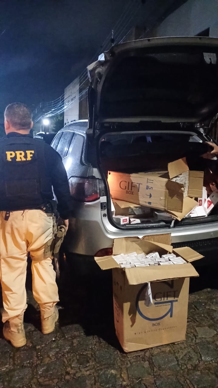 Cigarros foram encontrados em carro roubado/Foto: PRF Cigarros foram encontrados em carro roubado/Foto: PRF