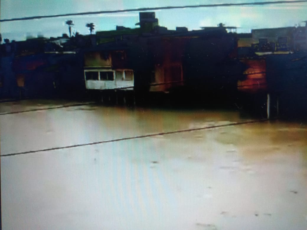 Rio em Barreiros subiu muito, perto das casas/Foto: Redes Sociais