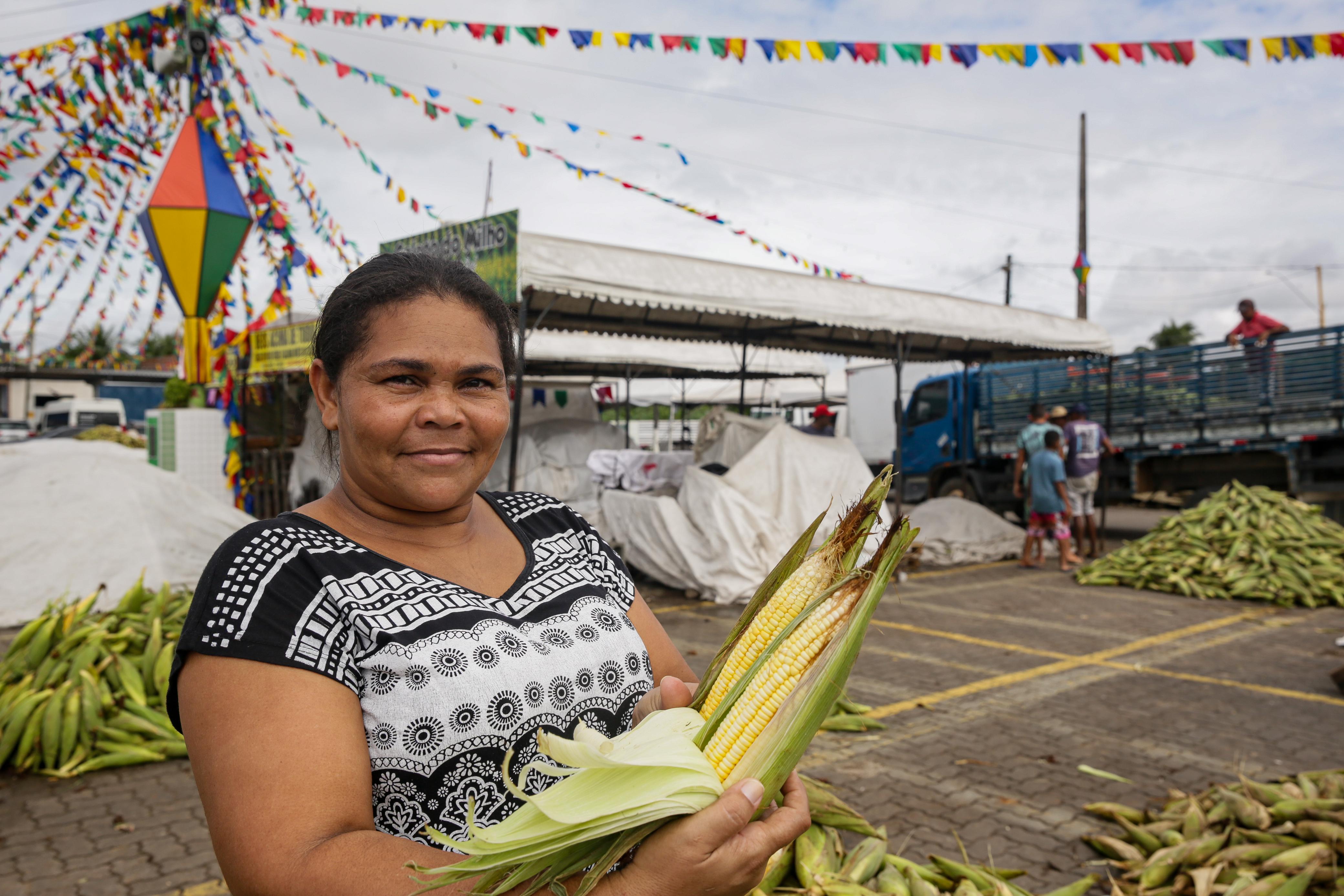 A empreendedora Luciene de Oliveira compra o milho para produzir comidas típidas e vender durante o período junino