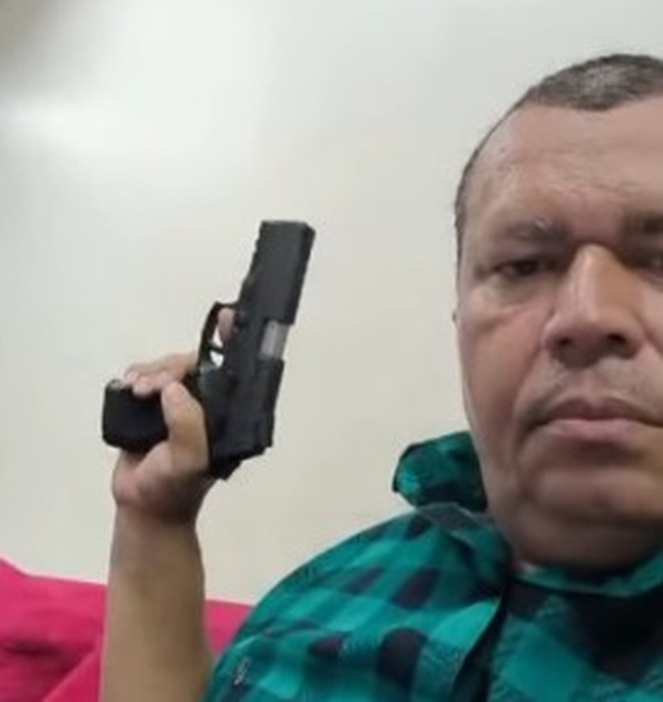 Antônio do Egito foi flagrado com arma/Foto: Redes Sociais Antônio do Egito foi flagrado com arma/Foto: Redes Sociais