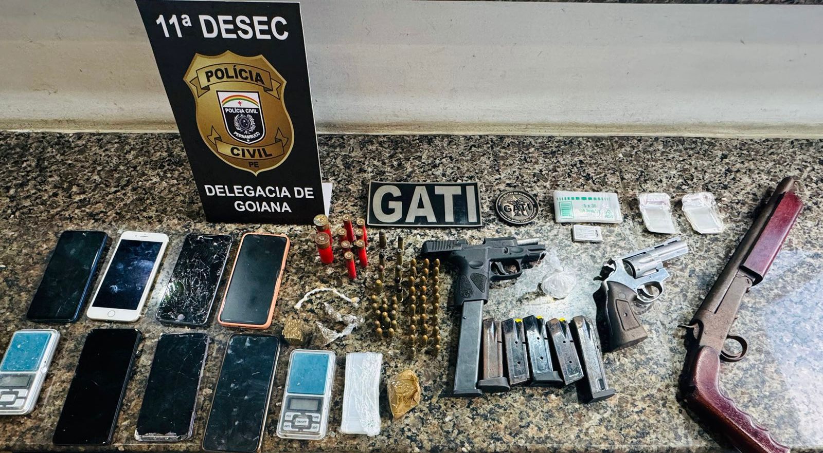Armas, muniçõs e drogas foram apreendidas/Foto:Polícia Civil Armas, muniçõs e drogas foram apreendidas/Foto:Polícia Civil