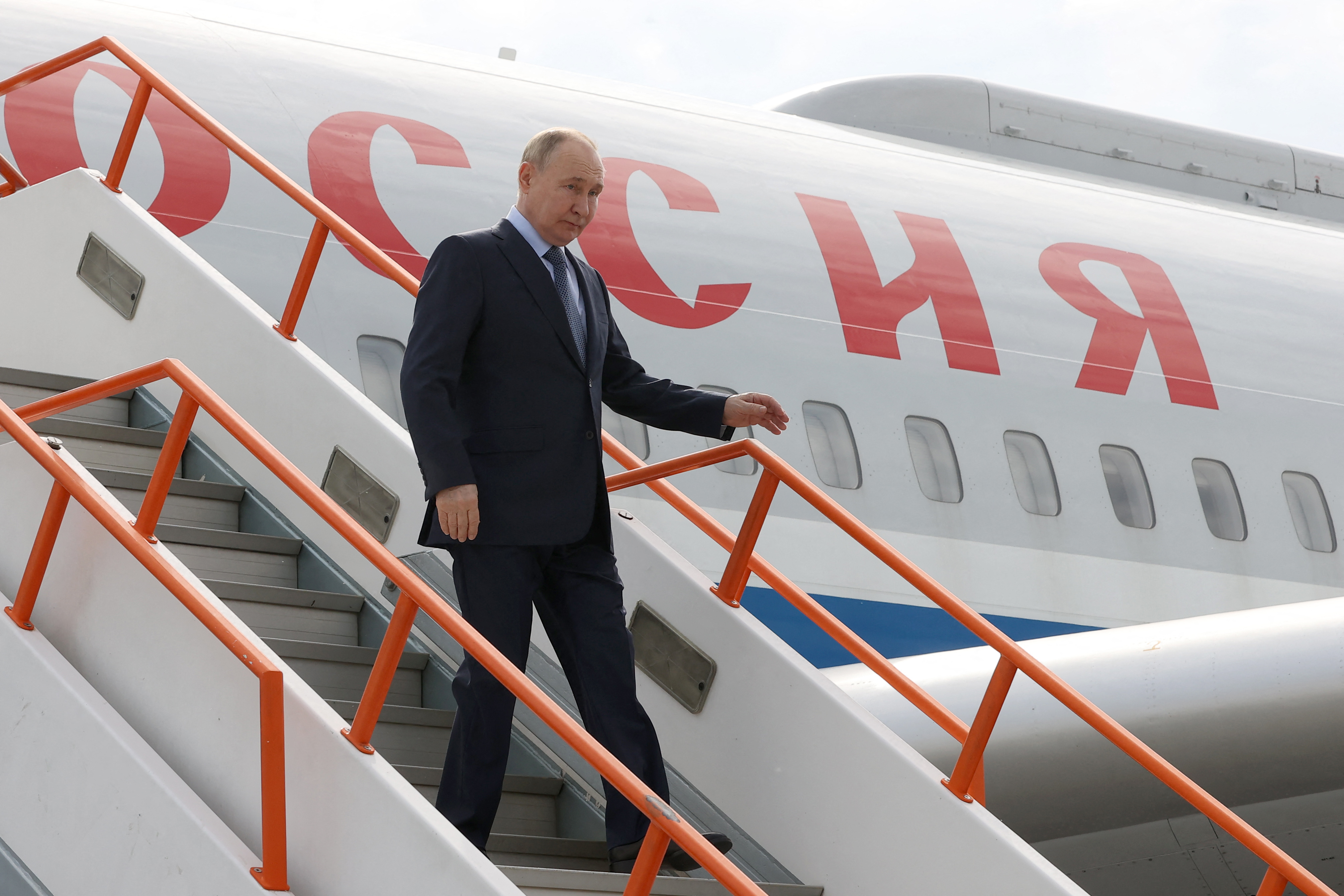 O presidente russo, Vladimir Putin, desembarca de um avião ao chegar em Yakutsk/Foto: SERGEI KARPUKHIN / POOL / AFP