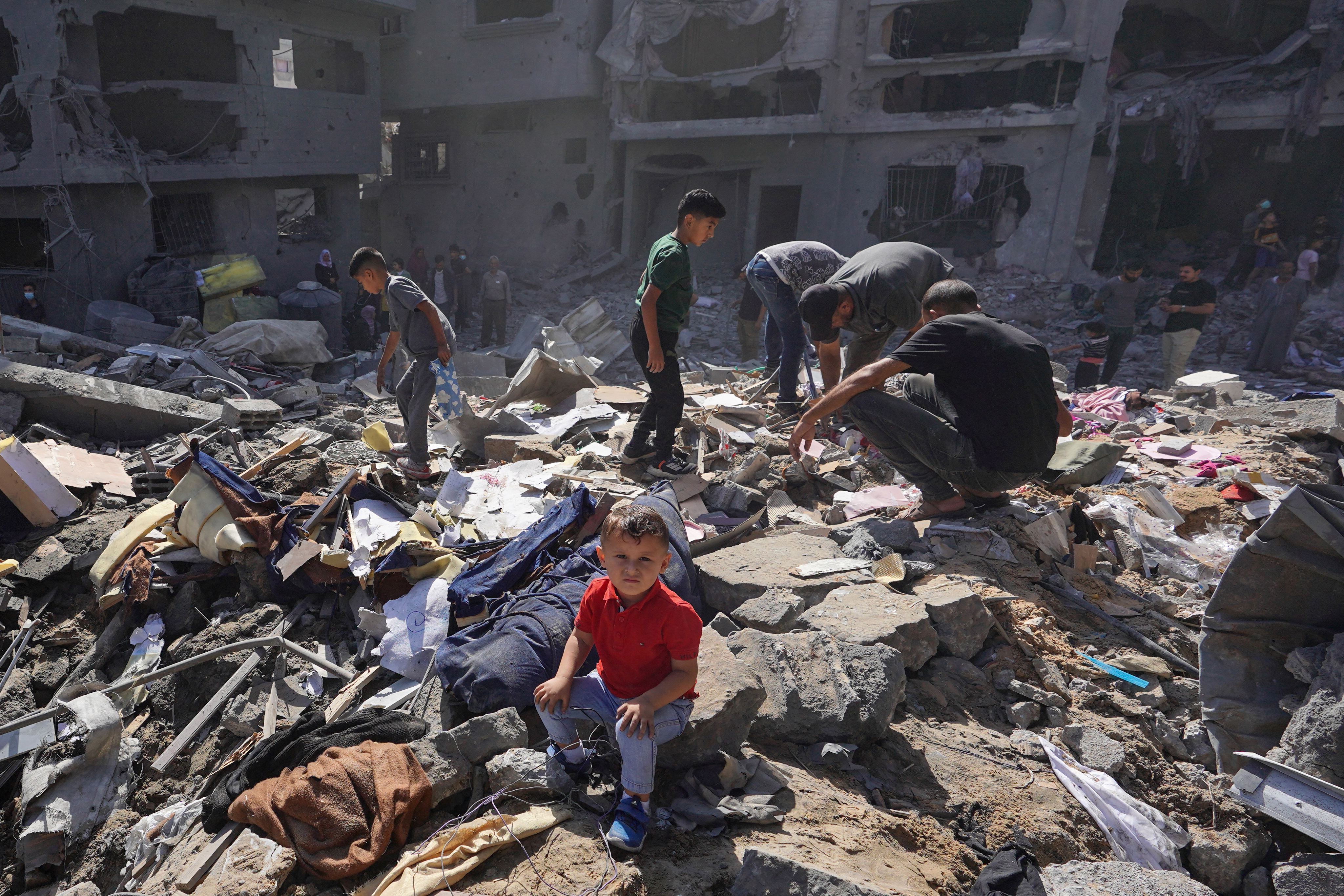 Menino palestino sentado enquanto pessoas revistam os escombros de casa destruída em ataques israelenses noturnos no campo de refugiados de al-Bureij, no centro da Faixa de Gaza/Foto: BASHAR TALEB / AFP Menino palestino sentado enquanto pessoas revistam os escombros de casa destruída em ataques israelenses noturnos no campo de refugiados de al-Bureij, no centro da Faixa de Gaza/Foto: BASHAR TALEB / AFP