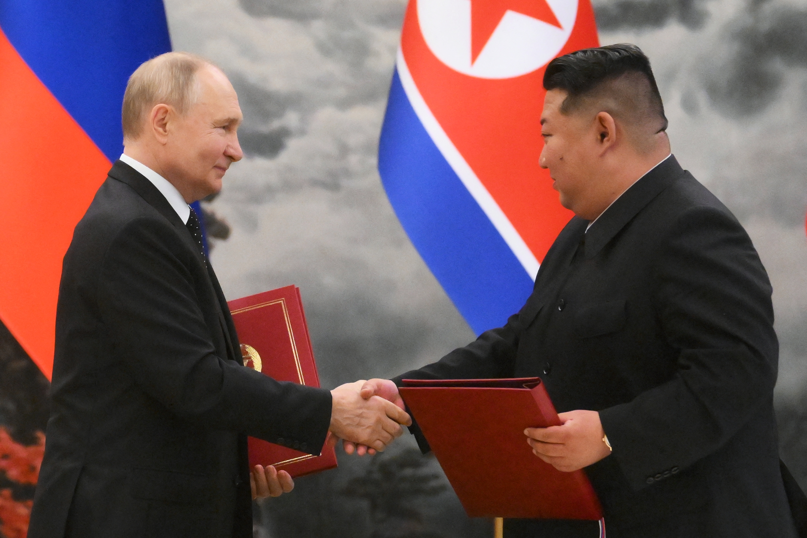 Vladimir Putin e Kim Jong-um/Foto: Kristina Kormilitsyna / POOL / AFP Vladimir Putin e Kim Jong-um/Foto: Kristina Kormilitsyna / POOL / AFP