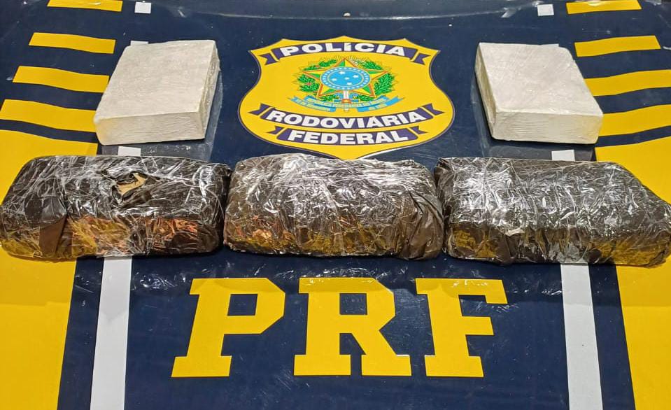 Na verificação do veículo, os agentes encontraram aproximadamente 2,9 kg de substância semelhante à pasta base e cerca de 2 kg de cloridrato de cocaína./Foto: Divulgação/PRF Na verificação do veículo, os agentes encontraram aproximadamente 2,9 kg de substância semelhante à pasta base e cerca de 2 kg de cloridrato de cocaína./Foto: Divulgação/PRF