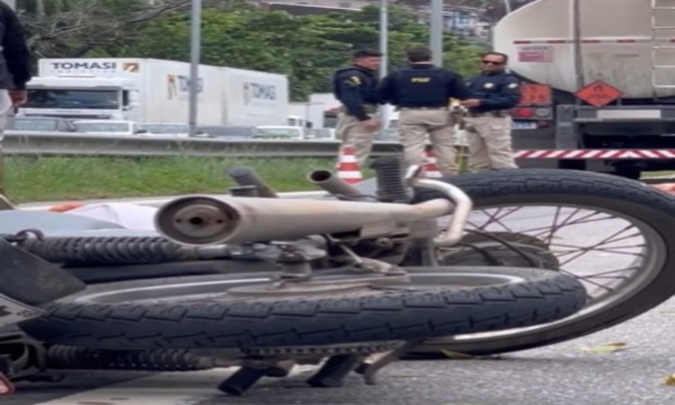 Uma mulher, de 39 anos, que seguia como passageira da moto morreu no local. O condutor da motocicleta teve ferimentos leves e foi atendido no local/Foto: Reprodução/Redes Sociais