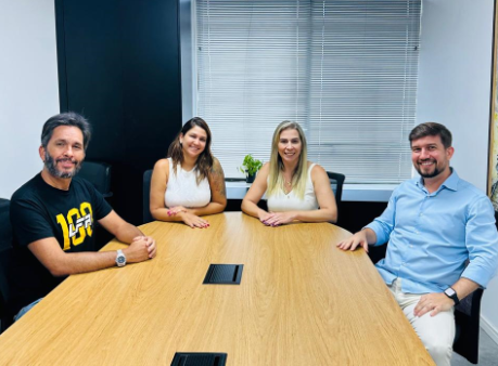 Rodrigo da Fonte, Carol Baía e Tatiana Menezes, da Insight Feiras e Negócios, com o sócio da Multimodal Domênico Carneiro/Foto: Divulgação