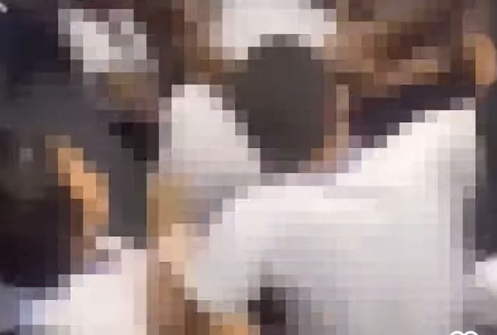O vídeo que circulou nas redes sociais mostra o momento das agressões sofridas pela estudante