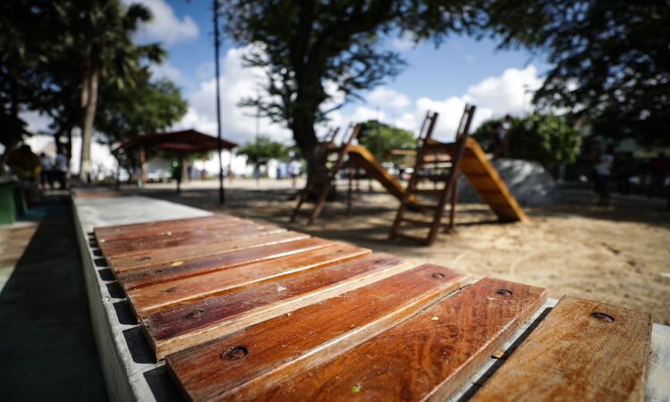 A praça recebeu novos brinquedos de madeira, bancos de concreto com ripas, modernos mobiliários, uma pista de cooper revitalizada