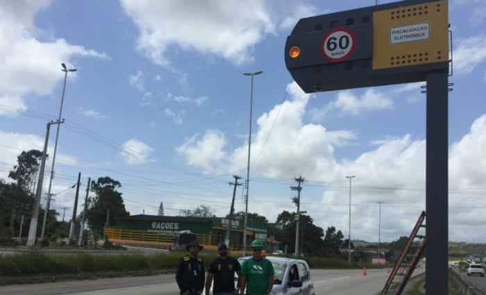 Segundo o DER, esta decisão é colocada em prática desde o ano passado e as lombadas eletrônicas estão localizadas em estradas com destino ao Agreste e ao Litoral Sul e Norte do Estado/Foto: Ipem/ Divulgação Segundo o DER, esta decisão é colocada em prática desde o ano passado e as lombadas eletrônicas estão localizadas em estradas com destino ao Agreste e ao Litoral Sul e Norte do Estado/Foto: Ipem/ Divulgação