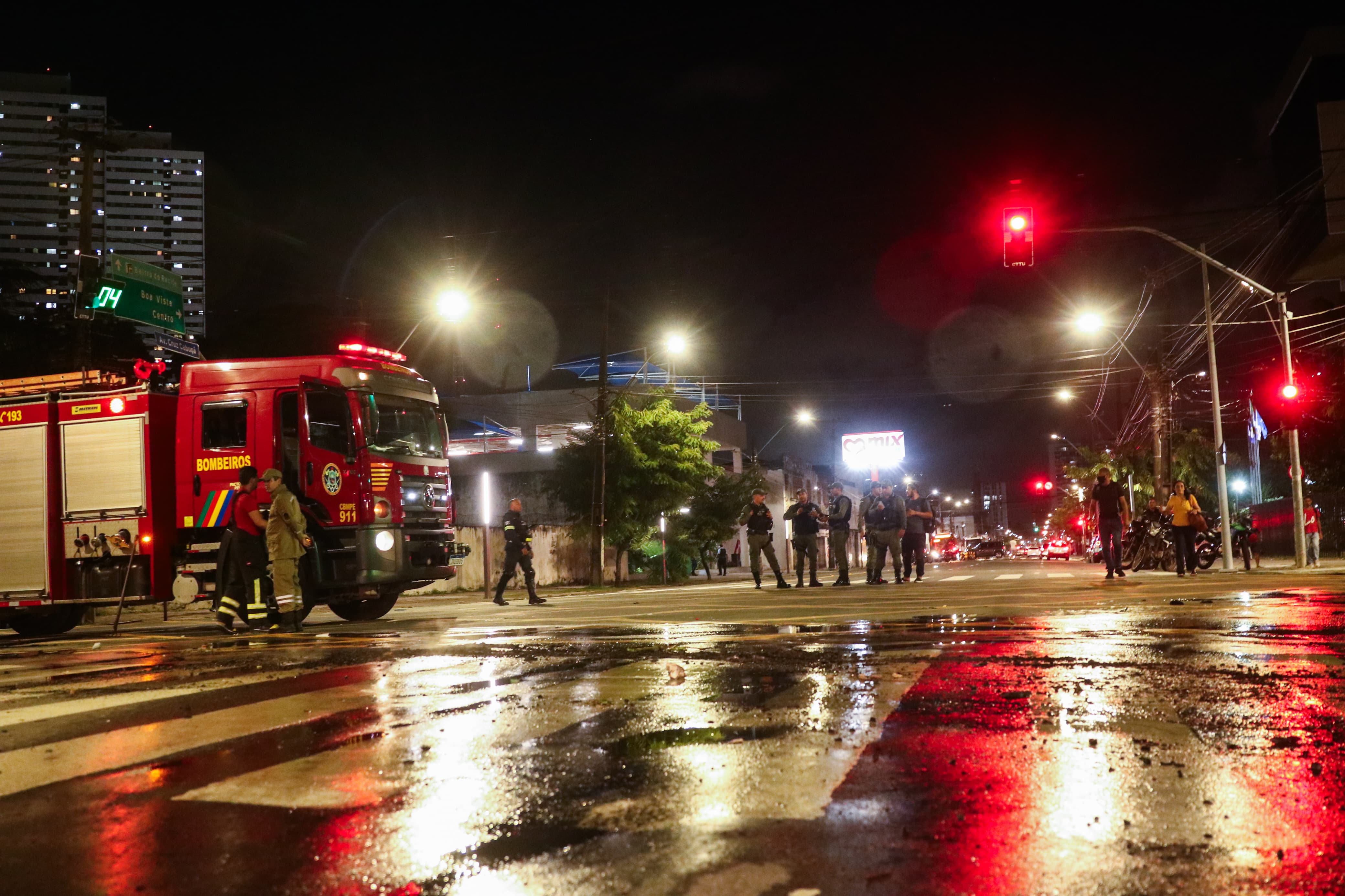 Uma viatura do Corpo de Bombeiros foi acionada para atuar no combate das chamas na pista 