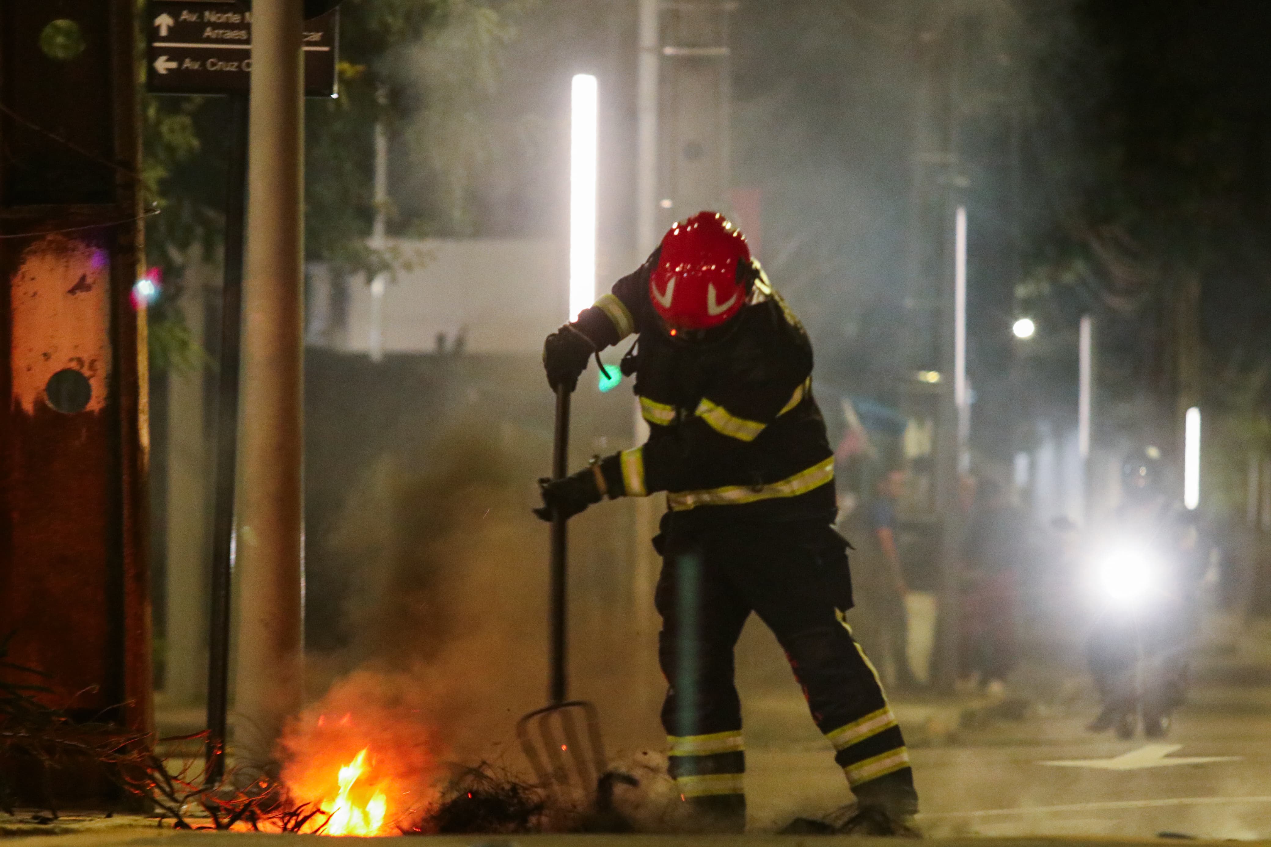 Bombeiros realizaram o trabalho de retirada de entulhos da pista 