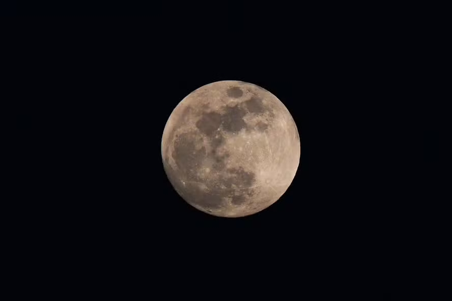 Grande paralisação lunar acontece nesta sexta-feira (21)/Foto: Ted ALJIBE / AFP Grande paralisação lunar acontece nesta sexta-feira (21)/Foto: Ted ALJIBE / AFP