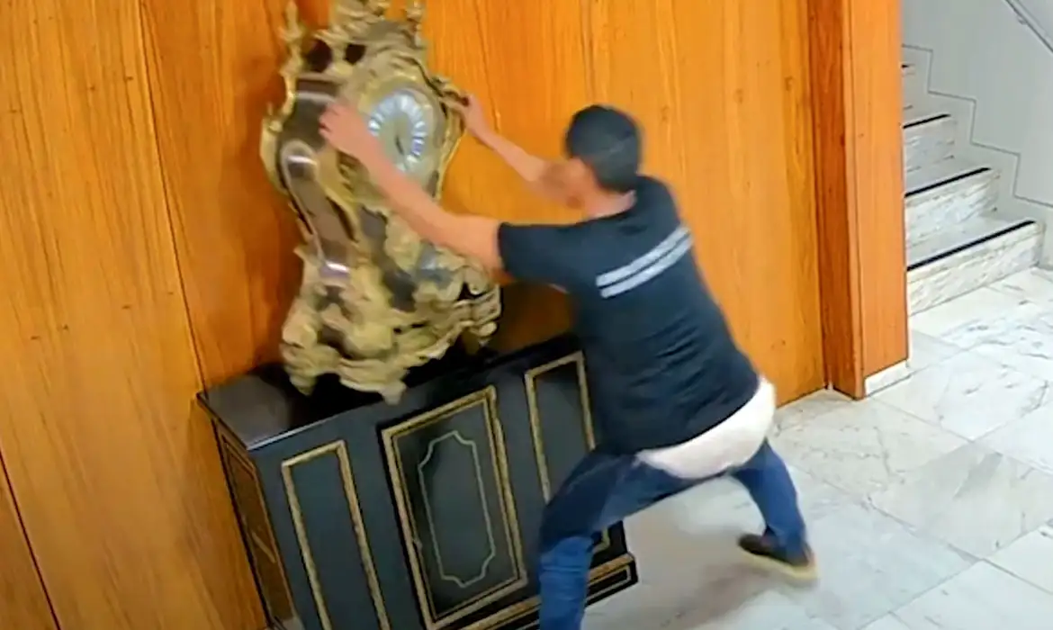 Réu foi responsável pela destruição de um relógio histórico do século 17/foto: Divulgação Réu foi responsável pela destruição de um relógio histórico do século 17/foto: Divulgação