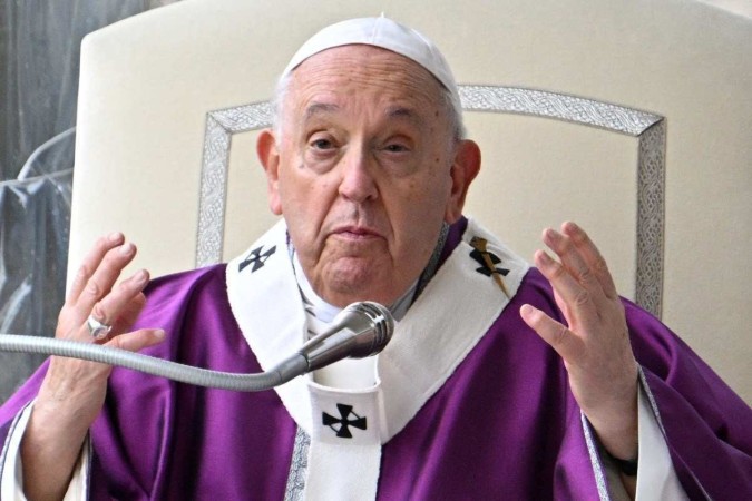 Ao responder, o papa condenou fortemente a discriminação, especialmente contra as mulheres, mas não respondeu ao pedido sobre termos homofóbicos/foto: Alberto PIZZOLI / AFP Ao responder, o papa condenou fortemente a discriminação, especialmente contra as mulheres, mas não respondeu ao pedido sobre termos homofóbicos/foto: Alberto PIZZOLI / AFP