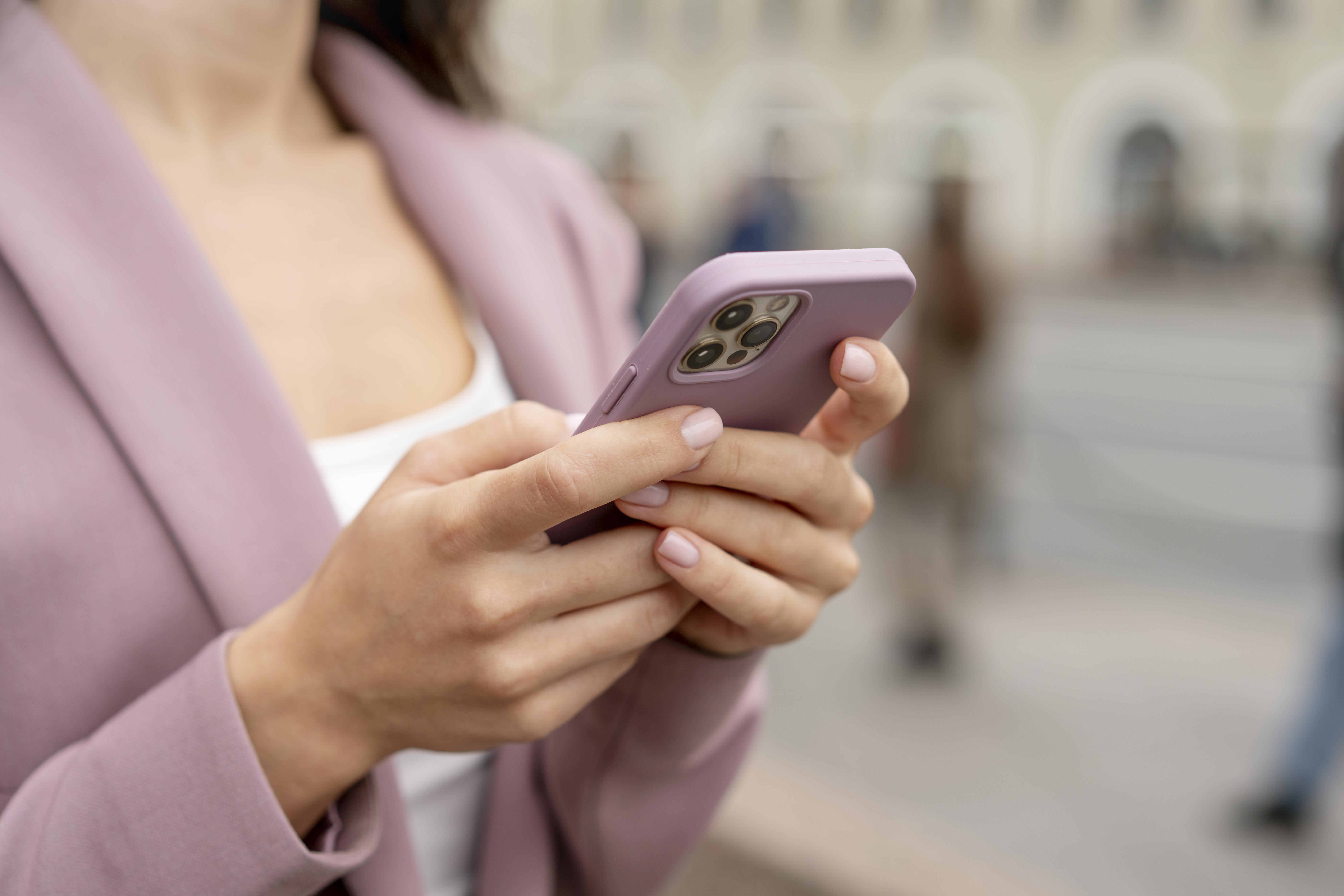 De acordo com dados da Abinee, 25% dos celulares vendidos no Brasil são irregulares/Foto: Freepik