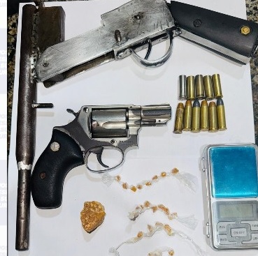 Armas e drogas foram apreendidas/Foto: PM Armas e drogas foram apreendidas/Foto: PM
