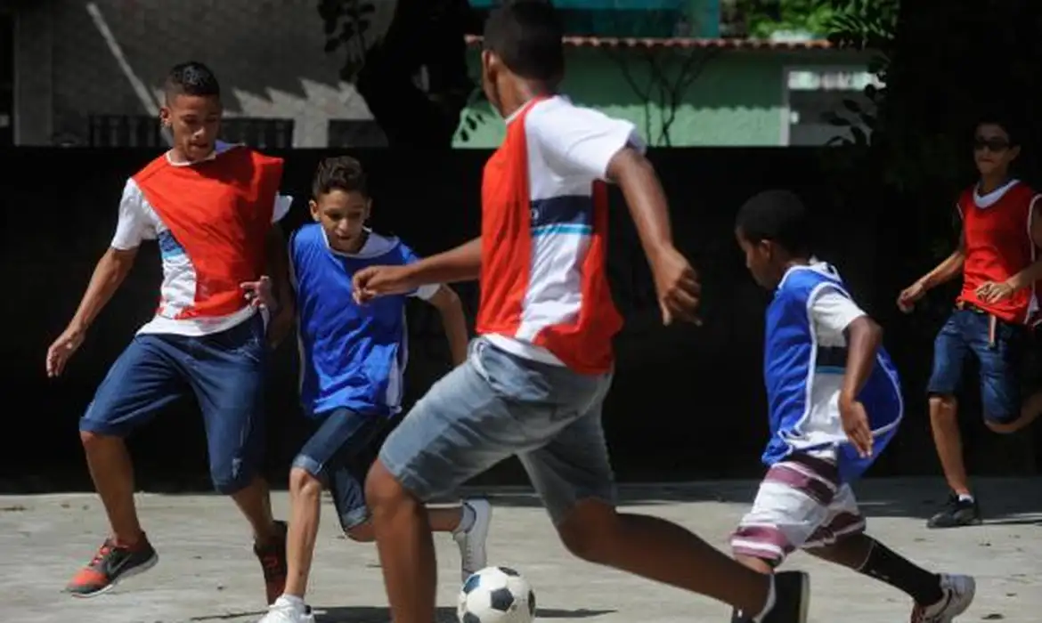 Segundo o levantamento, 94,7% dos professores apontaram que o espa&ccedil;o onde s&atilde;o ministradas as aulas de educa&ccedil;&atilde;o f&iacute;sica precisam de melhorias/Foto: Arquivo/Ag&ecirc;ncia Brasil