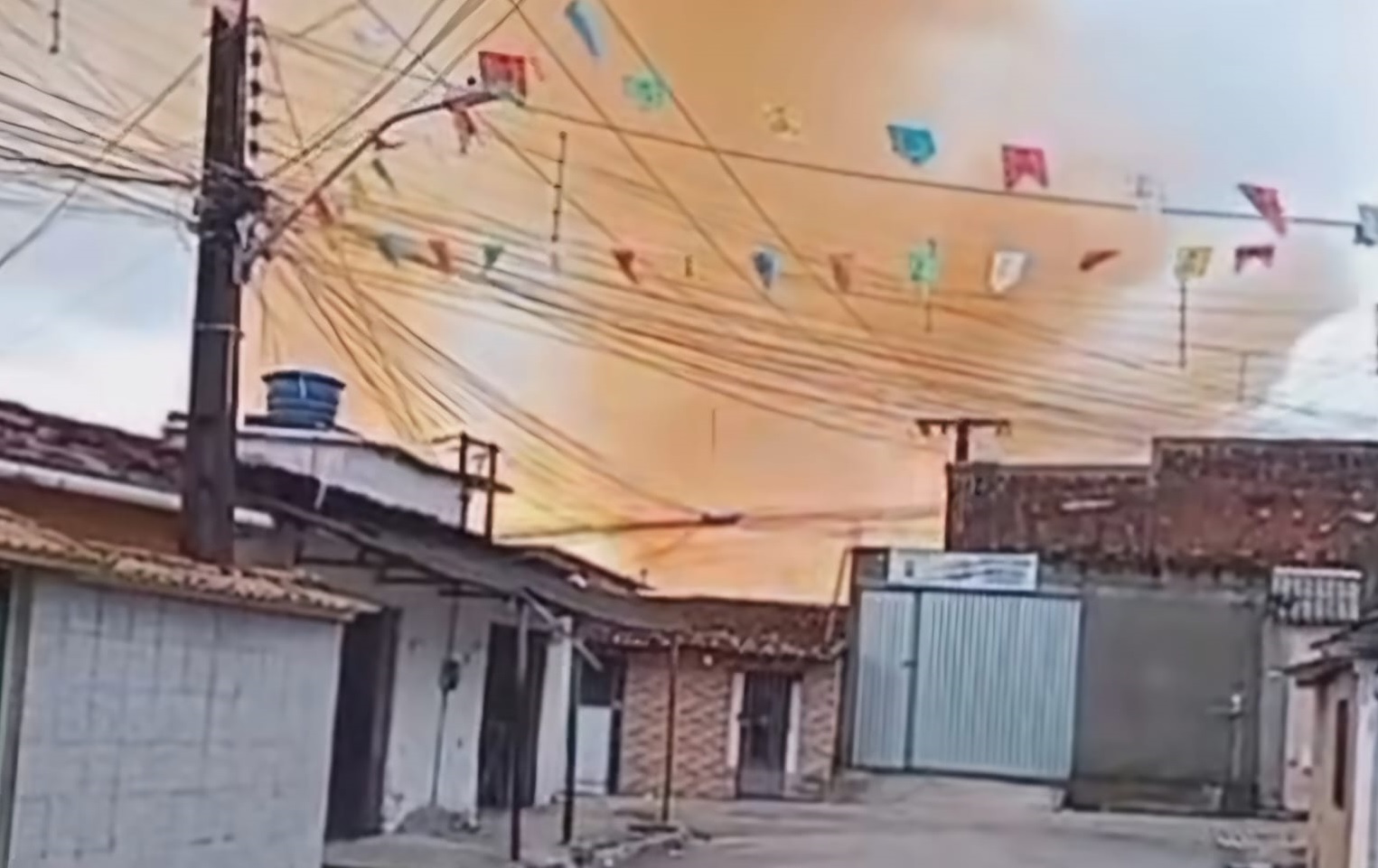 Clarão foi visto após curto-circuito em subestação de energia/Foto: Redes Sociais Clarão foi visto após curto-circuito em subestação de energia/Foto: Redes Sociais
