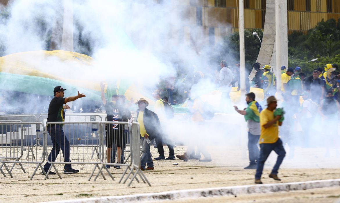 A PF identificou que dezenas de brasileiros alvos do inquérito no STF sobre o dia 8 de Janeiro de 2023 atravessaram a fronteira para a Argentina e o Paraguai/Foto: Marcelo Camargo/Agência Brasil A PF identificou que dezenas de brasileiros alvos do inquérito no STF sobre o dia 8 de Janeiro de 2023 atravessaram a fronteira para a Argentina e o Paraguai/Foto: Marcelo Camargo/Agência Brasil