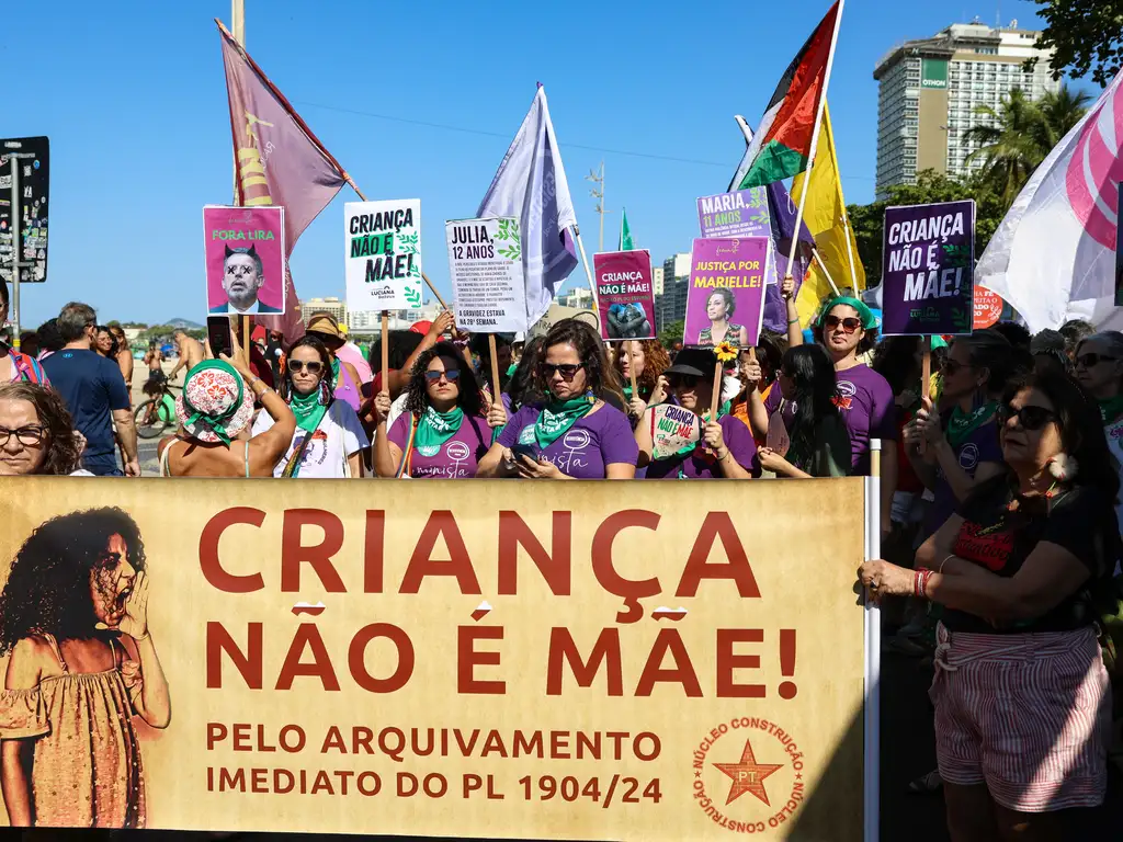 Protesto contra o PL 1904/24 reúne manifestantes na praia de Copacabana, na zona sul da capital fluminense/foto: Tomaz Silva/Agência Brasil Protesto contra o PL 1904/24 reúne manifestantes na praia de Copacabana, na zona sul da capital fluminense/foto: Tomaz Silva/Agência Brasil