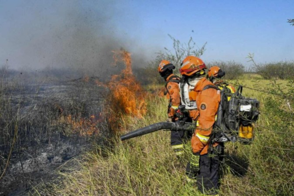 Bombeiros em ação no combate a incêndios florestais em Mato Grosso do Sul: fenômeno é maior do que a capacidade de contenção/Crédito: AFP Bombeiros em ação no combate a incêndios florestais em Mato Grosso do Sul: fenômeno é maior do que a capacidade de contenção/Crédito: AFP