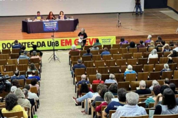 A greve dos professores da Universidade de Brasília (UnB) chegou ao fim. A decisão foi tomada durante assembleia na tarde desta quinta-feira (20)/Crédito: Comunicação ADunB/Divulgação A greve dos professores da Universidade de Brasília (UnB) chegou ao fim. A decisão foi tomada durante assembleia na tarde desta quinta-feira (20)/Crédito: Comunicação ADunB/Divulgação