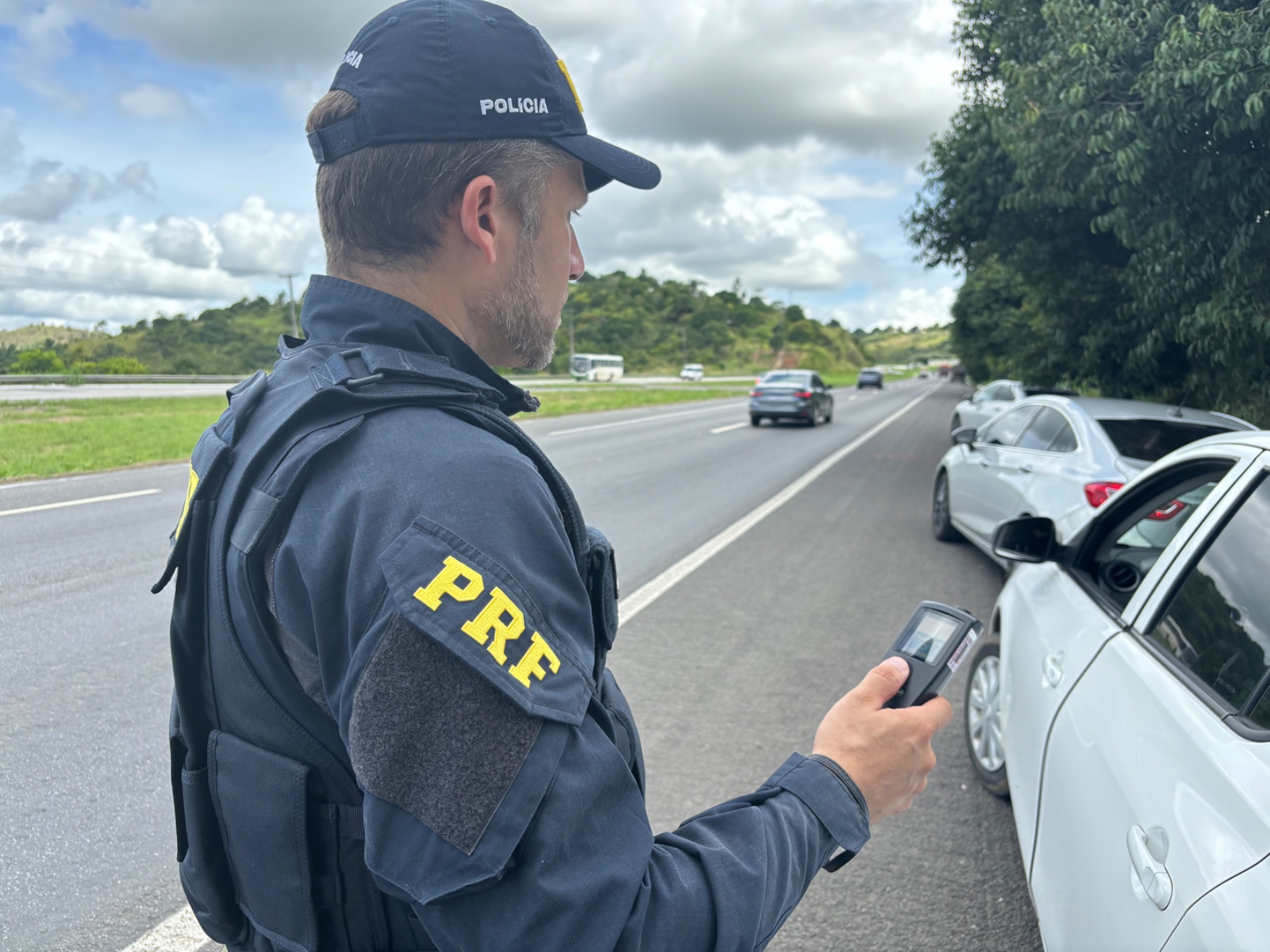 Equipe da PRF usou "etilômetro" para evitar que motoristas pegassem volante depois de ingerir bebidas alcoólicas/Foto: PRF