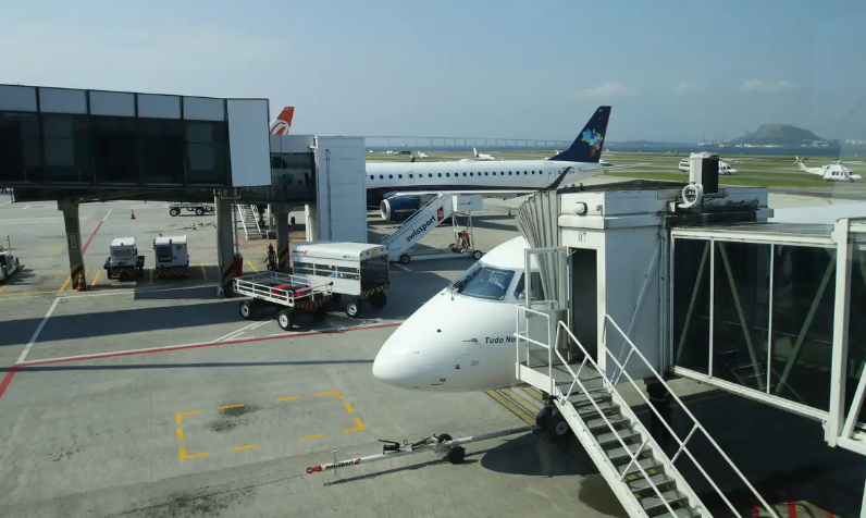 Em 2023, foram registradas 735 ocorrências de passageiros indisciplinados em aeronaves e aeroportos, o maior volume desde 2019/Foto: Fernando Frazão/Agência Brasil Em 2023, foram registradas 735 ocorrências de passageiros indisciplinados em aeronaves e aeroportos, o maior volume desde 2019/Foto: Fernando Frazão/Agência Brasil