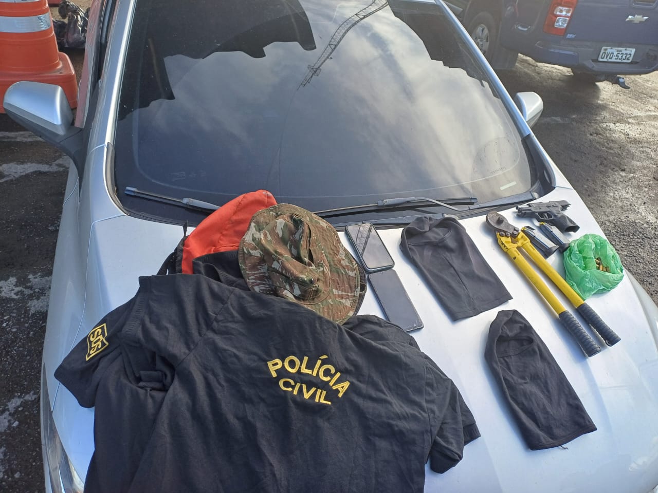 O suspeito foi detido após dirigit carro roubado, além de portar uma psitola, na BR-101, na Zona Oeste do Recife/Foto: Divulgação/PRF O suspeito foi detido após dirigit carro roubado, além de portar uma psitola, na BR-101, na Zona Oeste do Recife/Foto: Divulgação/PRF
