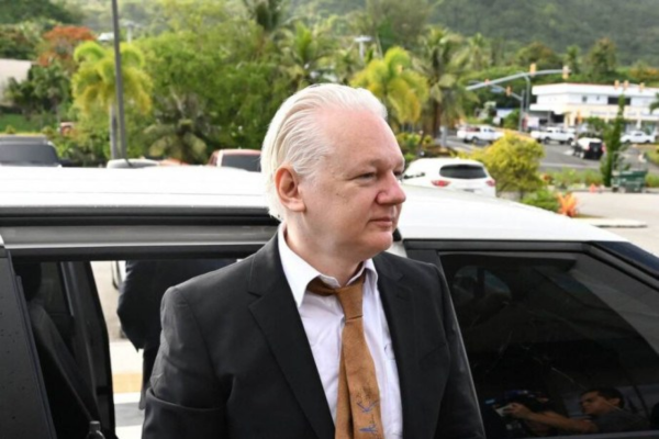 Julian Assange, 52 anos, chega à Corte Federal dos EUA em Saipan, nas Ilhas Marianas do Norte/Crédito: AFP Julian Assange, 52 anos, chega à Corte Federal dos EUA em Saipan, nas Ilhas Marianas do Norte/Crédito: AFP