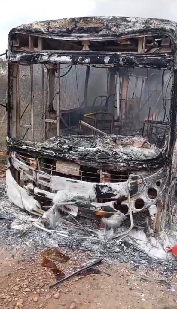 O veículo ficou totalmente destruído após o incêndio. 