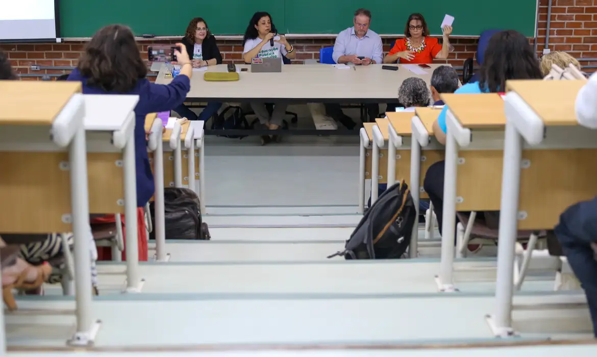 Aulas foram retomadas nesta quarta-feira (26), com "intenso debate sobre o calendário acadêmico"/foto: Fabio Rodrigues-Pozzebom/ Agência Brasil