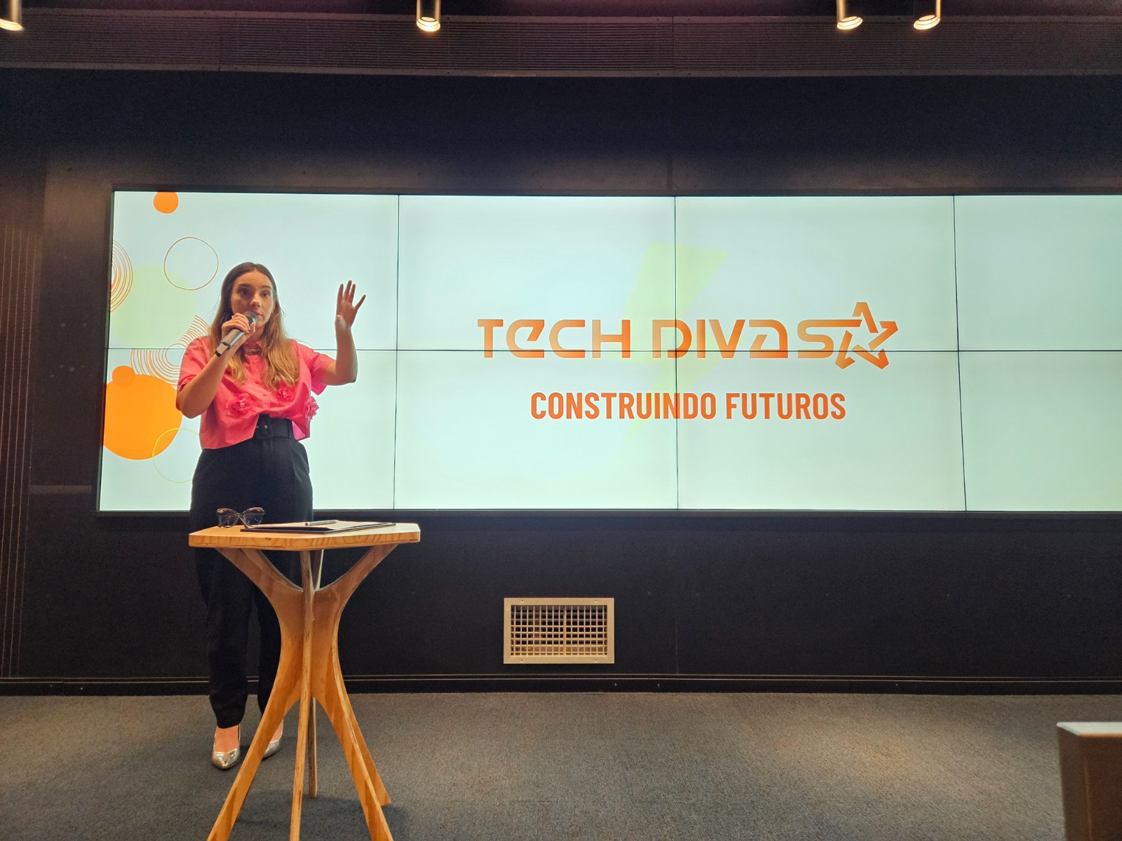 De acordo com a secretária de Desenvolvimento Econômico do Recife, Joana Portela Florêncio, o "Tech Divas" vai contemplar o caminho da qualificação até a contratação