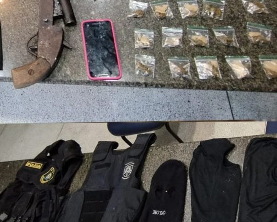 A PM apreendeu uma espingarda calibre 12, além de três munições intactas, três balaclavas, duas capas de colete balístico e quantidades consideráveis de drogas/Foto: Divulgação/PM A PM apreendeu uma espingarda calibre 12, além de três munições intactas, três balaclavas, duas capas de colete balístico e quantidades consideráveis de drogas/Foto: Divulgação/PM