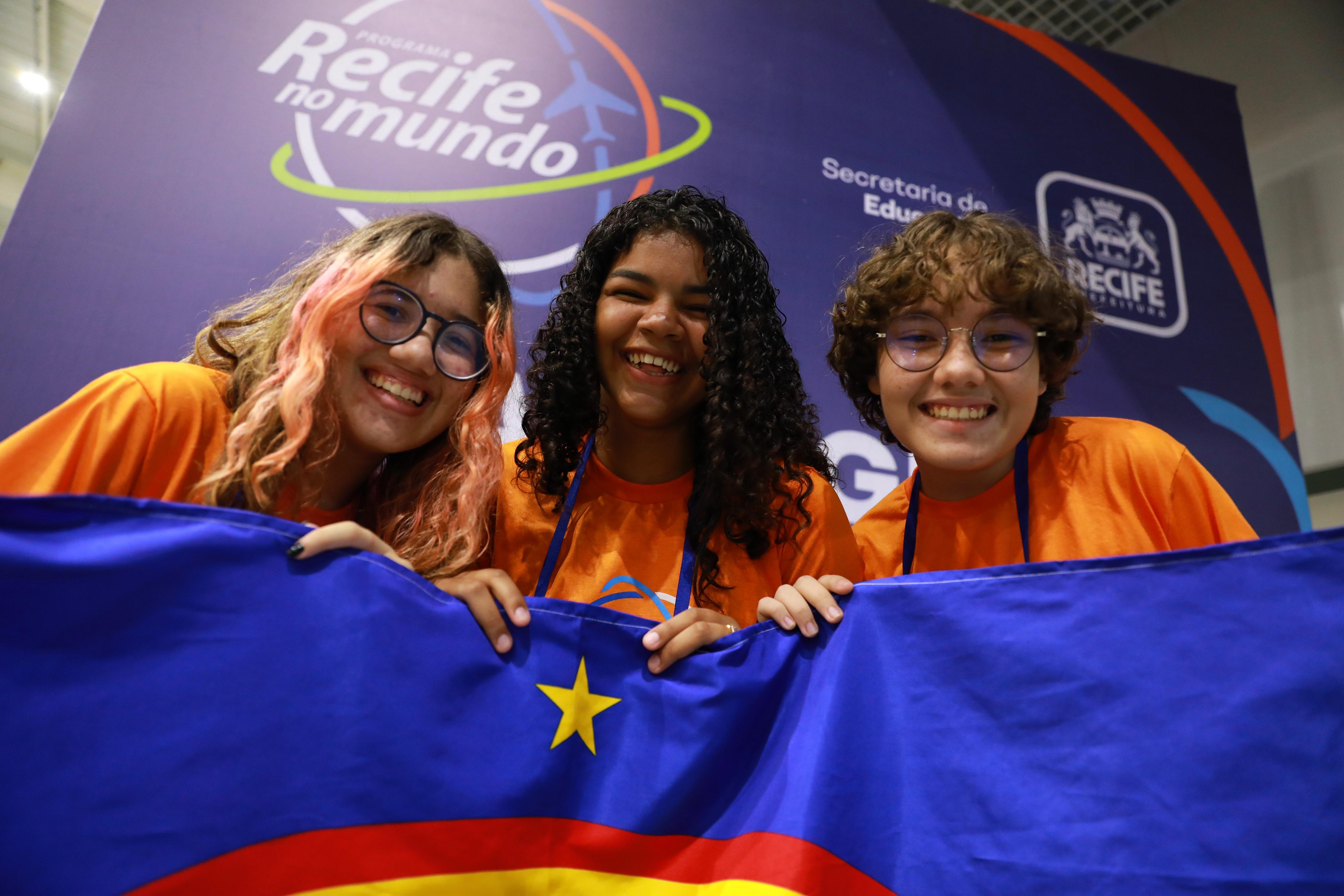 Estudantes da rede municipal do Recife partiram para estudar no exterior/Foto: Prefeitura do Recife