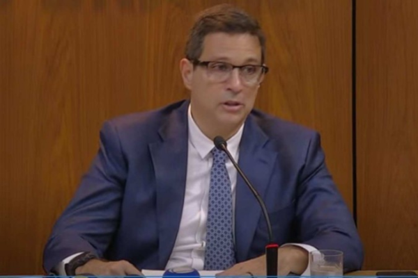 De acordo com Campos Neto, o Banco Central seguirá atento às mudanças de cenários, mesmo sem o forward guidance. ''Isso não significa que não estamos vigilantes e vamos debater em cada reunião''/Crédito: Reprodução / Youtube Banco Central