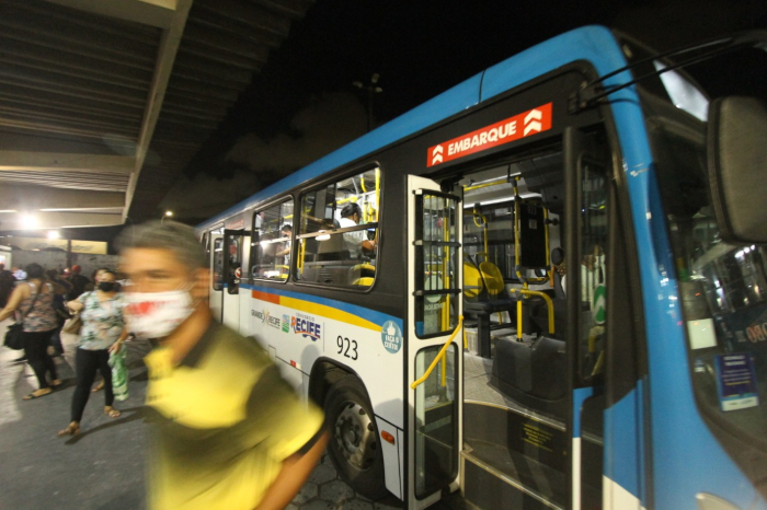De acordo com o Cons&oacute;rcio Grande Recife, a linha TI Cabo/P. de Galinhas (N. Sra. do &Oacute;) teve acr&eacute;scimo de um &ocirc;nibus com objetivo de viabilizar o novo atendimento &agrave; Serrambi/Foto: Peu Ricardo/ DP Foto
