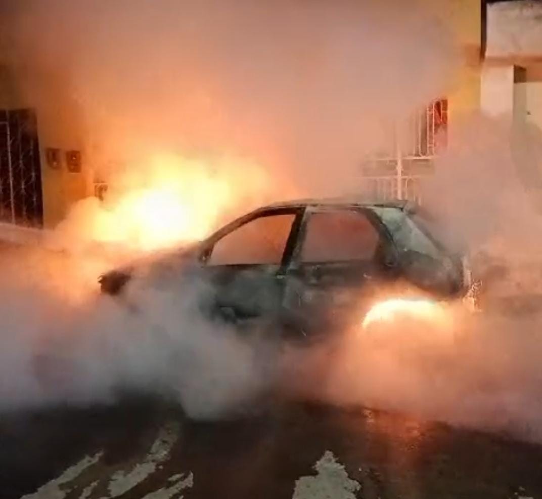 Todos os seis veículos incendiados tiveram perda total/foto: Reprodução Todos os seis veículos incendiados tiveram perda total/foto: Reprodução