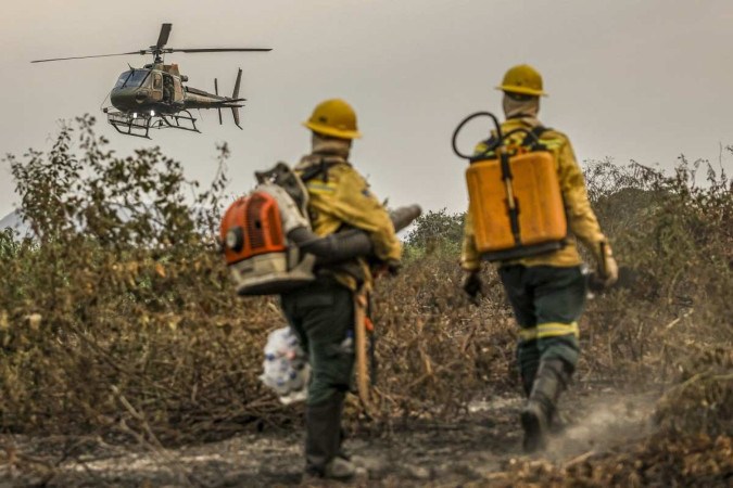/Objetivo da ajuda da Força Aérea é potencializar o trabalho dos bombeiros contra os focos de fogo na vegetação - (crédito: Marcelo Camargo/Agência Brasil)