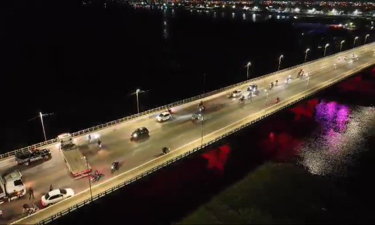 Ao atravessar a Ponte Presidente Dutra, o grupo foi cercado pelas equipes policiais, que conseguiram abordar os motociclistas/Foto: Divulgação/PRF