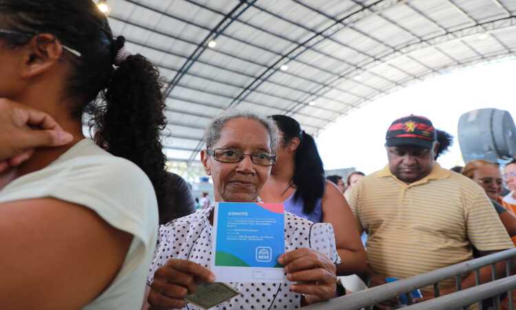 O programa visa regularizar imóveis de famílias que vivem em áreas de ZEIS ou nos habitacionais construídos pelo poder público