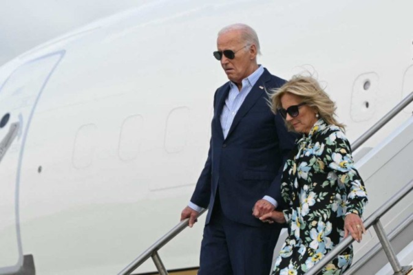 O presidente e a primeira-dama chegam em New Jersey, no sábado/Crédito: AFP O presidente e a primeira-dama chegam em New Jersey, no sábado/Crédito: AFP