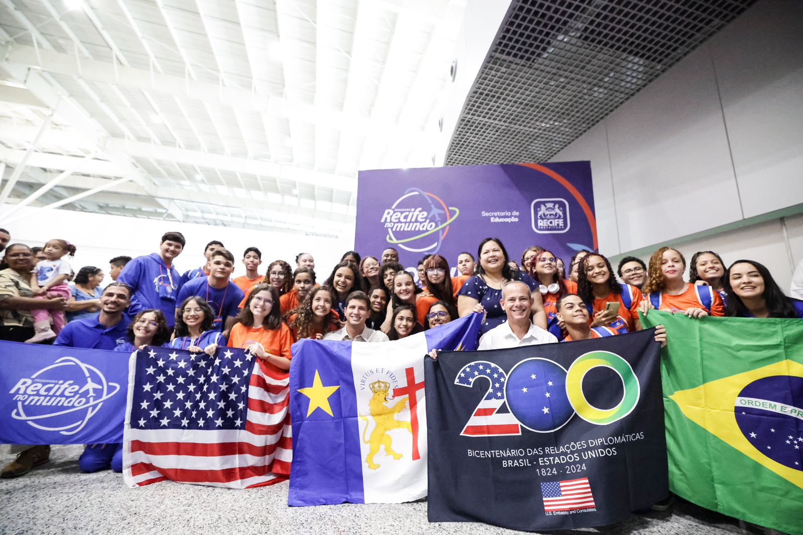 Grupo embarcou para estudar inglês/Prefeitura do Recife