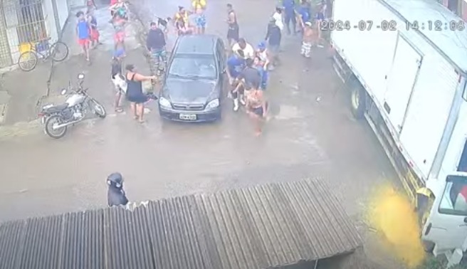 Caminhão bateu em carro, atingiu mãe e bebê e parou em muro/Foto: Redes Sociais Caminhão bateu em carro, atingiu mãe e bebê e parou em muro/Foto: Redes Sociais